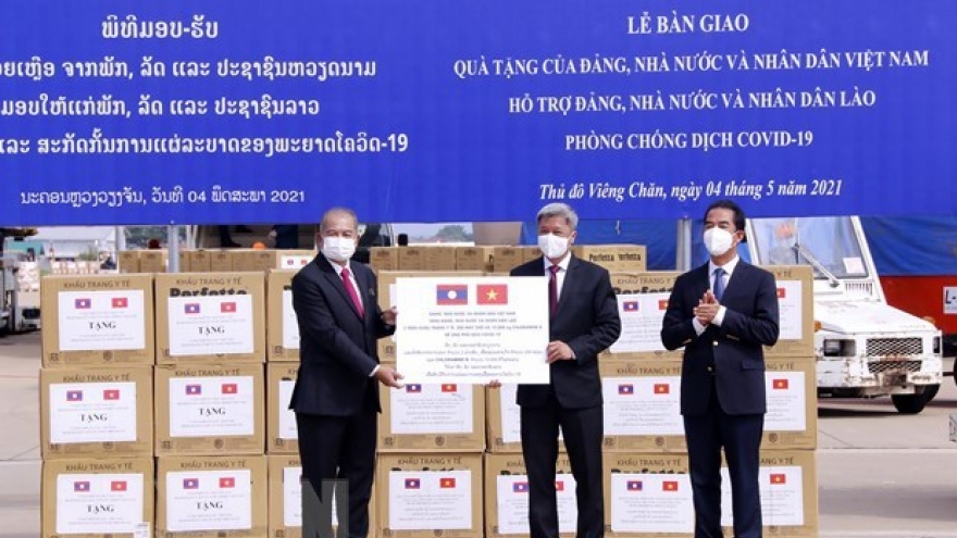 Vietnam provides medical supplies to assist Laos combat COVID-19